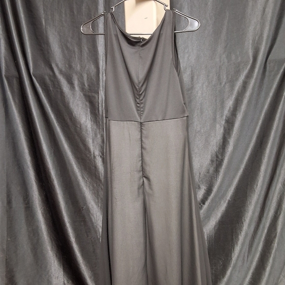 Black and White Maxi Dress with Flowing Silhouette - Picture 9 of 12